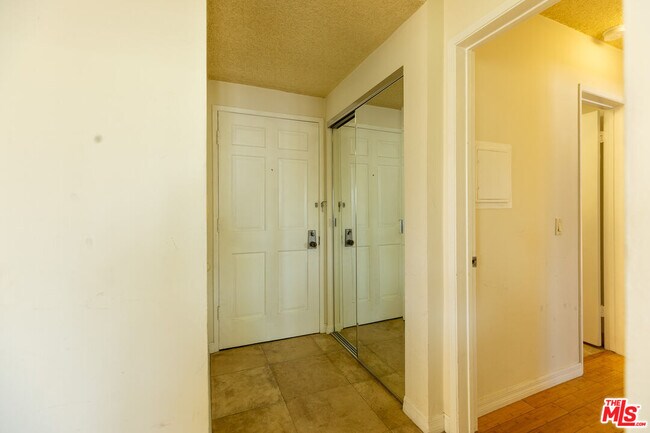 Building Photo - 1033 6th St