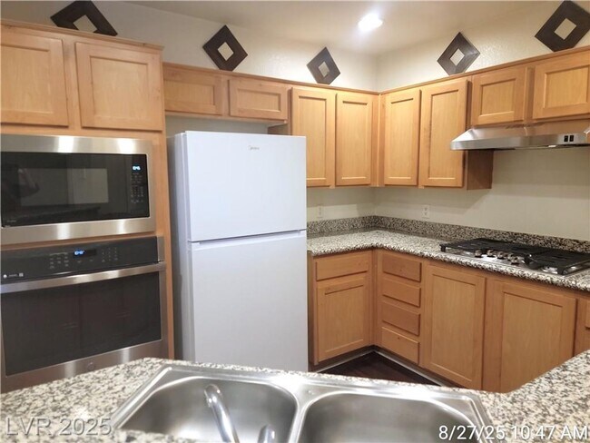 Building Photo - FABULOUS PARK AVENUE--MIDRISE LIVING!!