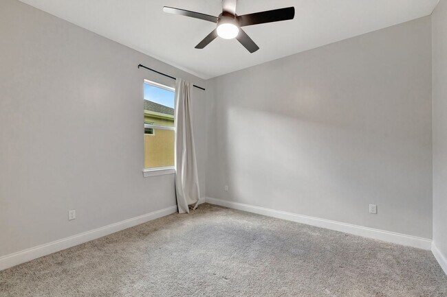 Building Photo - 8606 Dahlia Cir