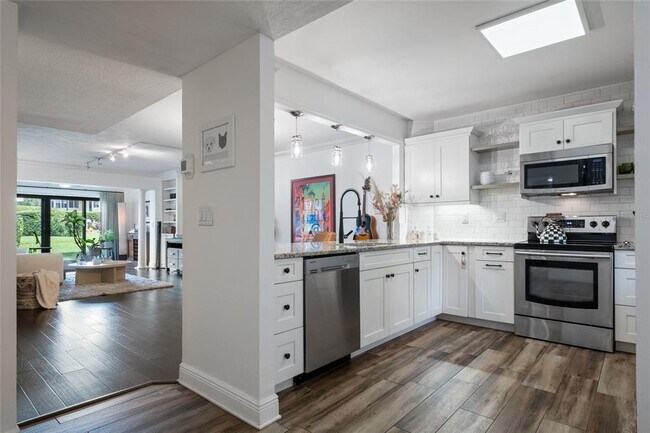 Building Photo - 104 S Interlachen Ave