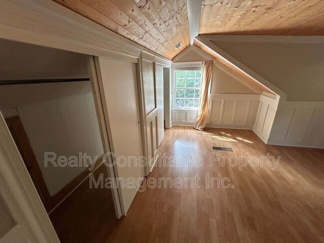 Building Photo - 2461 Lyndhurst Ave