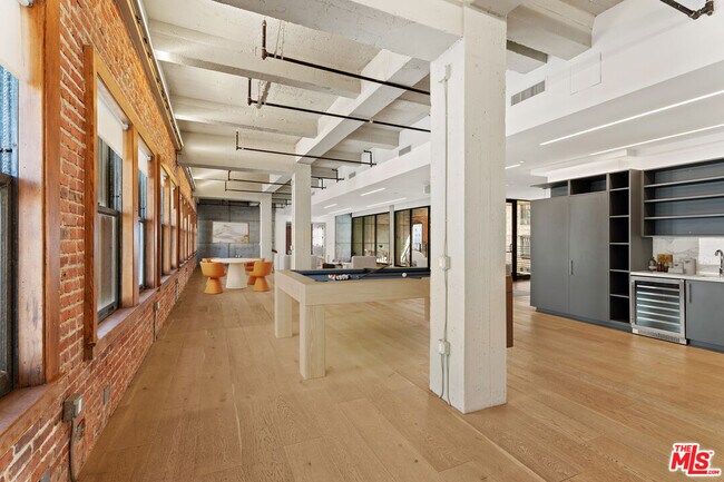 Building Photo - 808 S Broadway