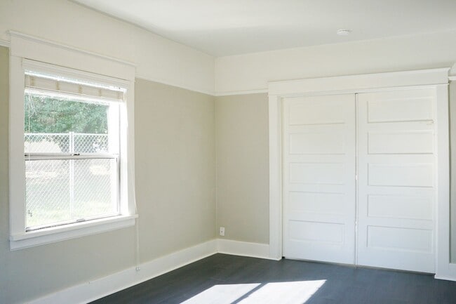 Building Photo - Move In Special! Chic Renovated 1-Bed w/ R...