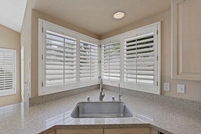 Building Photo - 8133 Horizon Lake Dr