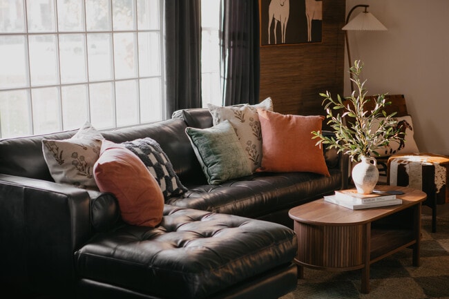 Building Photo - 946 Magnolia St SE