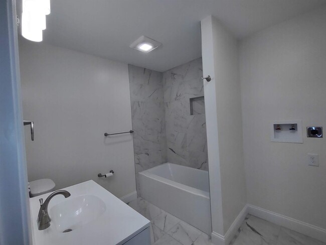 Building Photo - 394 Union Ave