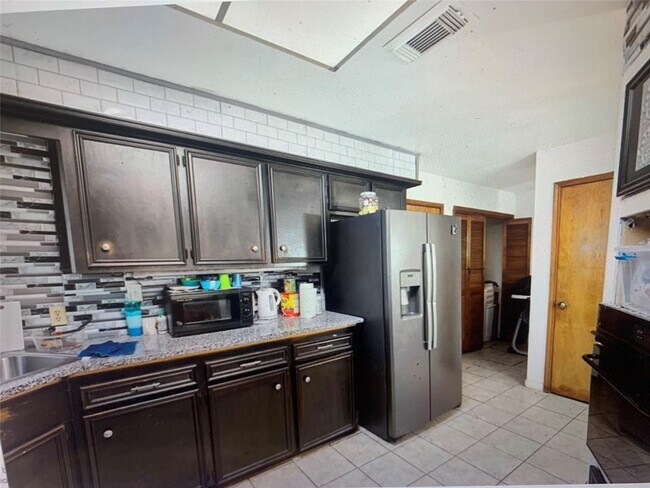Building Photo - 13307 Robinglen Dr