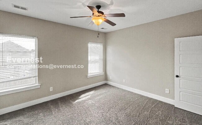 Building Photo - 4 Bed, 2.5 Bath Home with Garage / Pet-Friendly / Available Now!