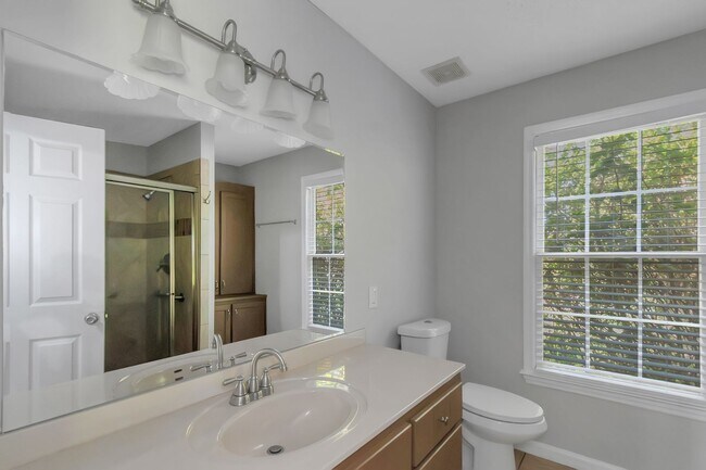 Building Photo - Don’t Miss This Beautiful 4BR/2BA Home wit...