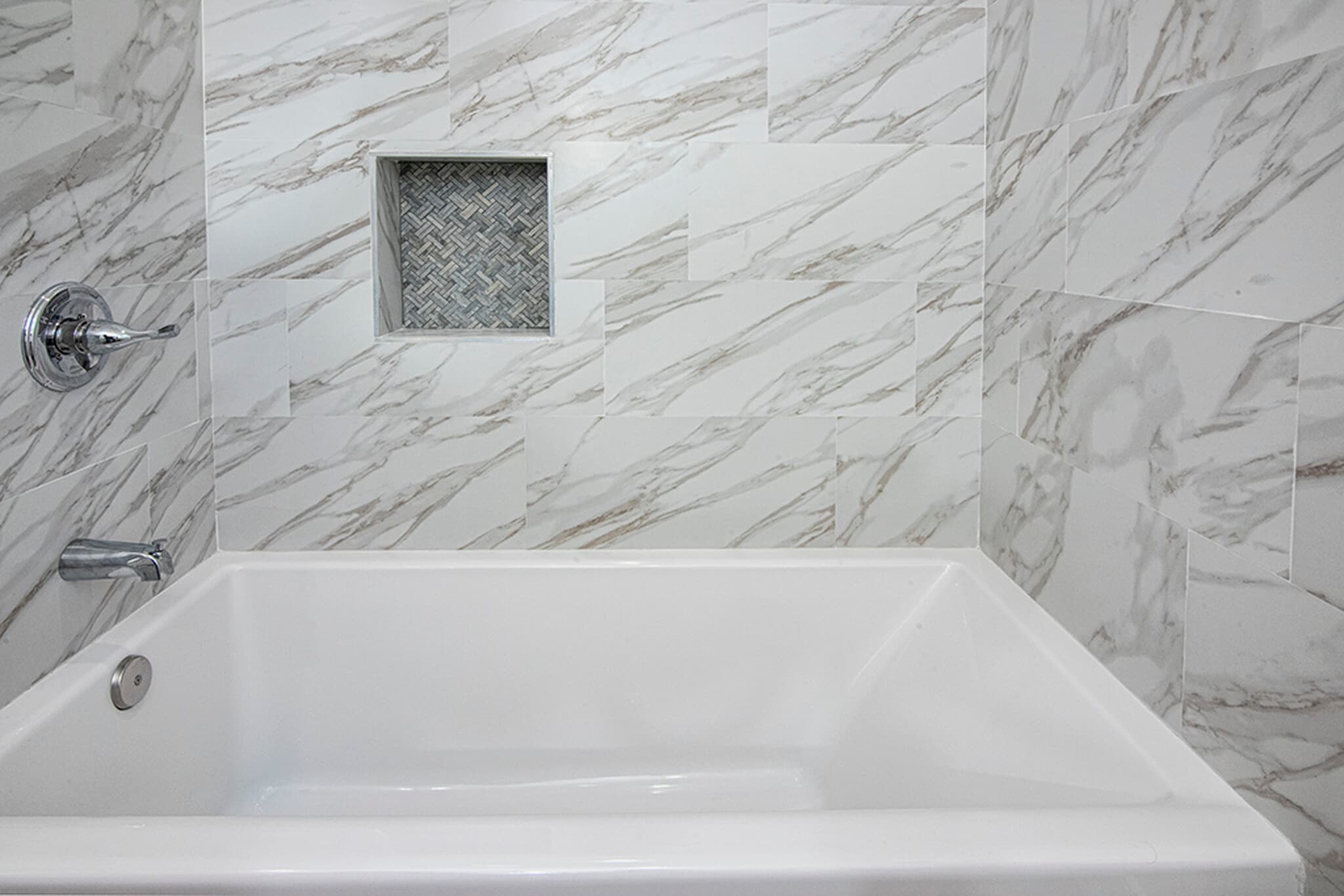 Bathroom 2 Tub - 562 W 18th St