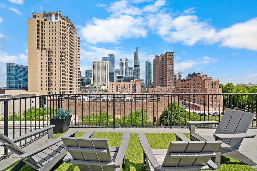 Common Rooftop Deck View 2 - 1525 S Michigan Ave