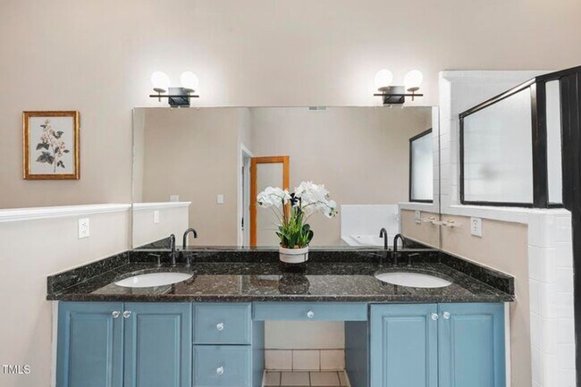 Building Photo - Spacious & Serene 5+ Bedroom Home in Sough...
