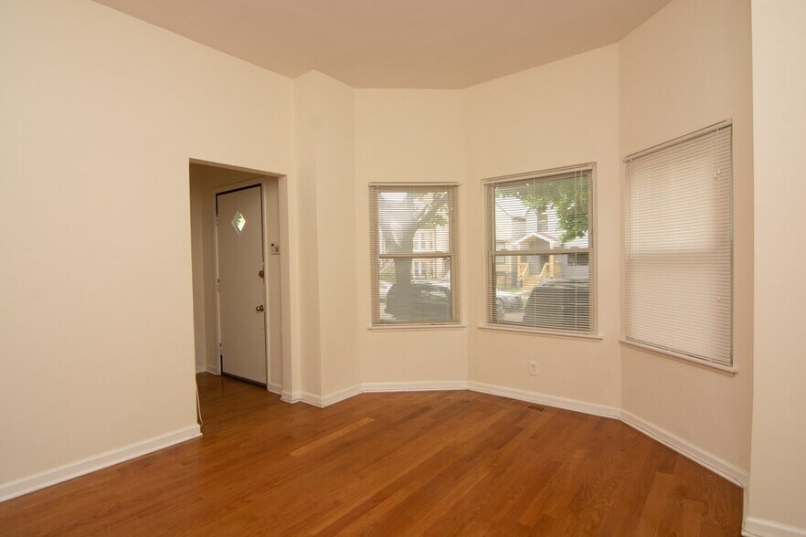 Building Photo - 2814 N Maplewood Ave