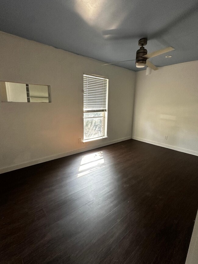 Building Photo - 1807 Elmwood Ln