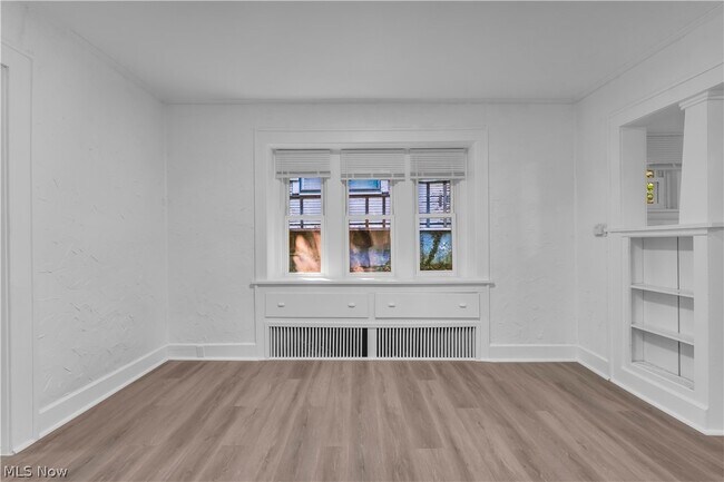 Building Photo - 712 Roselle Ave