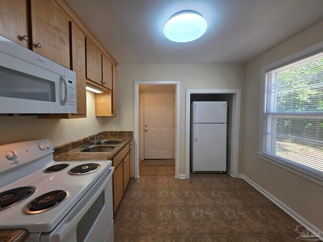 Building Photo - 35 Kennington Dr