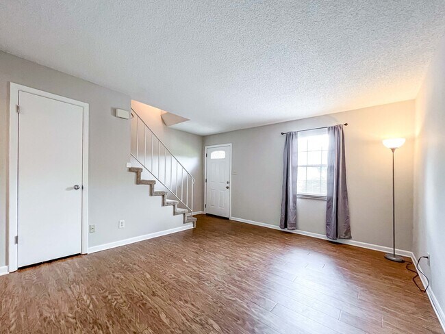 Building Photo - Conveniently Located 2-bedroom Townhome