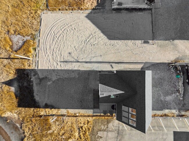 Building Photo - 10 Anchor St