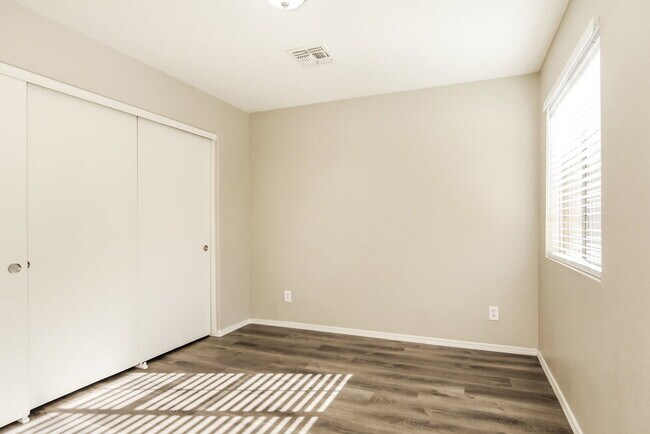 Building Photo - 1410 E June St