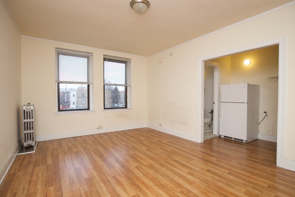 Building Photo - 3335 W Diversey Ave
