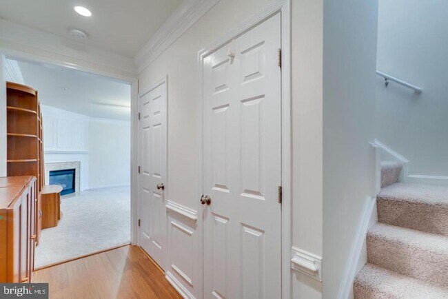 Building Photo - 7046 Falls Reach Dr