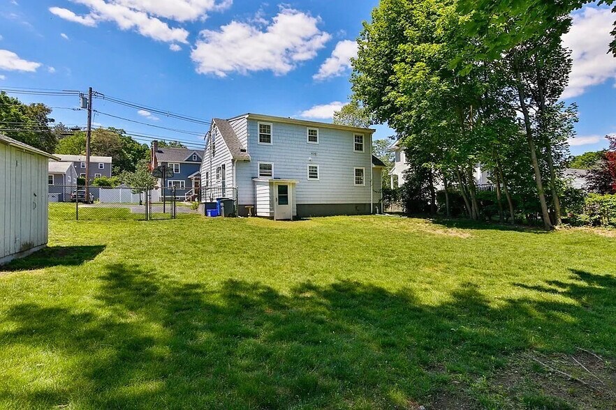 yard 4 - 353 Washington St