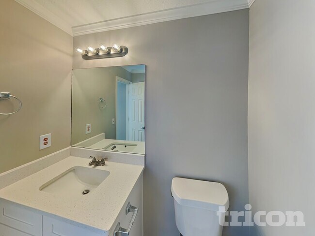 Building Photo - 385 Nectarine Dr