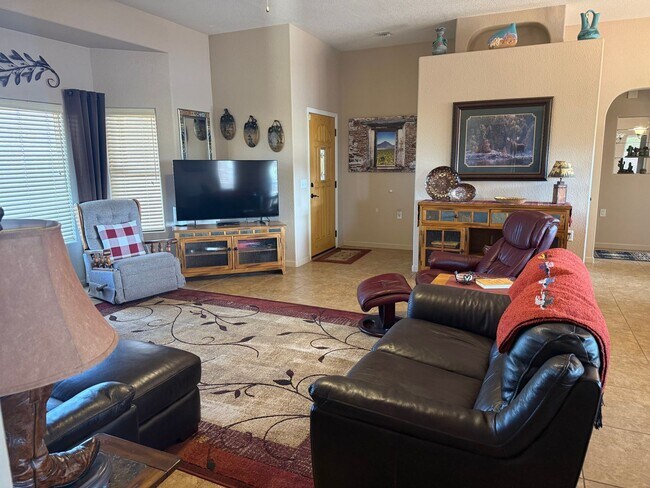 Building Photo - 3 to 6 Month Rental with Golf course views