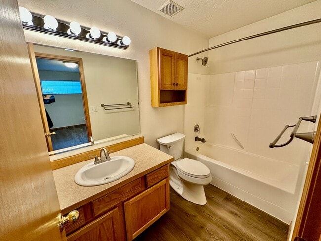 Building Photo - New on the market!