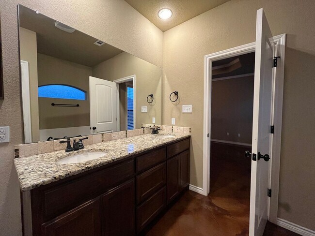 Building Photo - 3 Bedroom Single Family Home