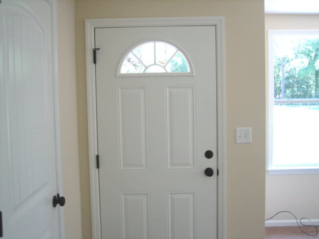 Building Photo - NICE TWO BEDROOM HOUSE