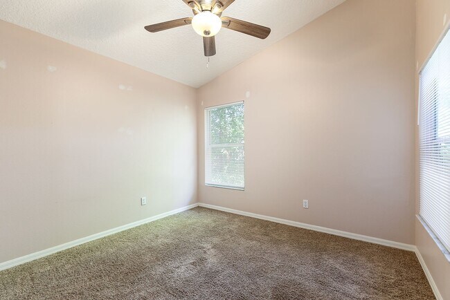 Building Photo - HEATHROW 3 BDRM HOME READY NOW!