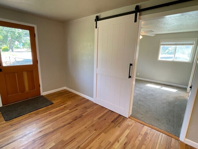 Building Photo - Cozy Mid-Century Modern on a Half Acre!
