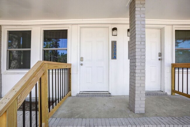 Building Photo - Gorgeously Renovated Apartments