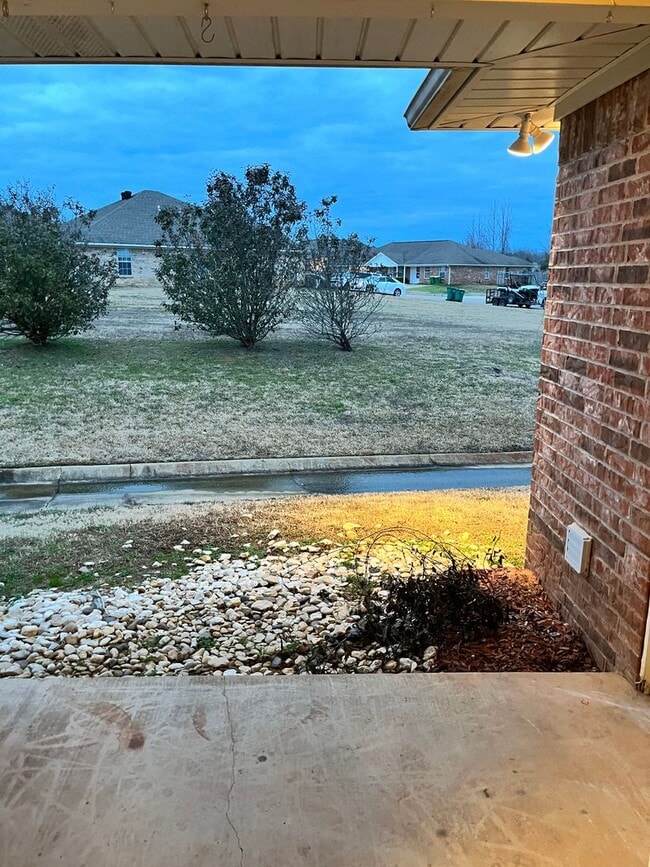 Building Photo - Galloping Way Triplex