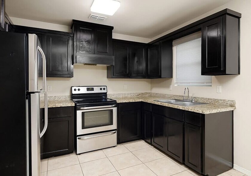 Building Photo - 2208 Taxco Ct