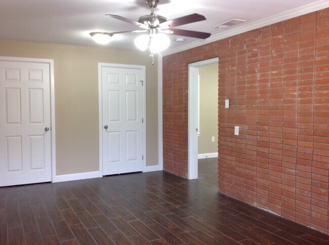 Building Photo - Gorgeous Remodel - North Austin Home!