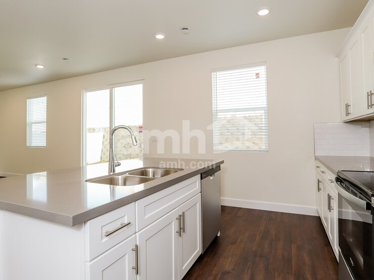 Building Photo - 13917 E 101st Ave