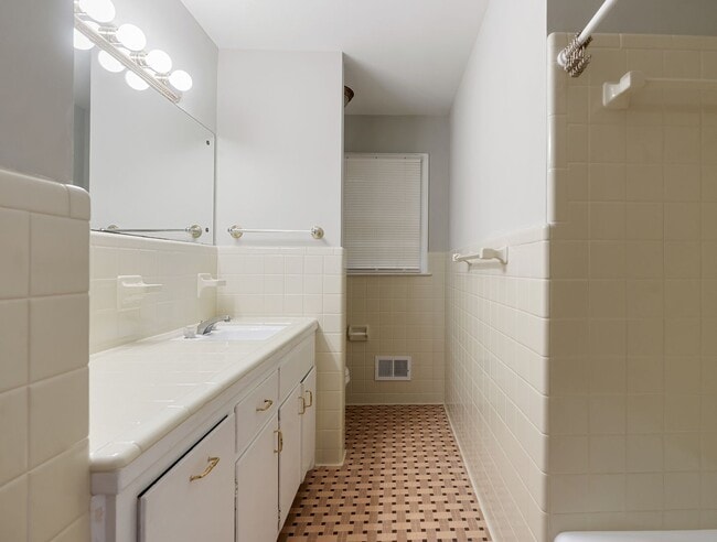 Building Photo - Chapel Hill Ranch Lakeshore community