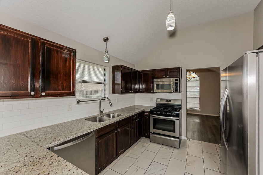 Building Photo - 2221 Collier Ct