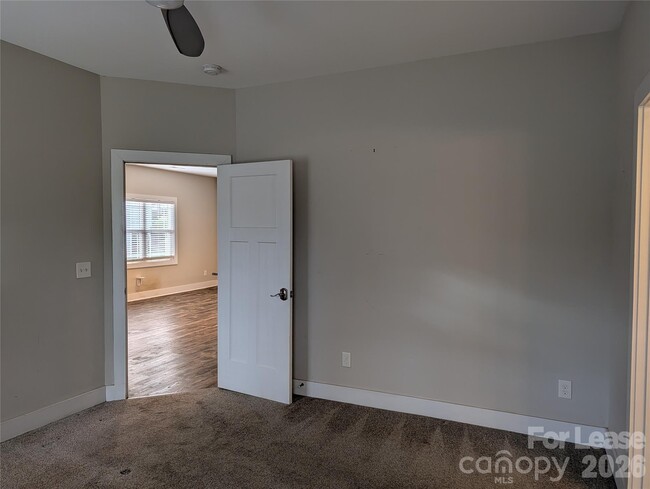 Building Photo - 113 Mainview Dr