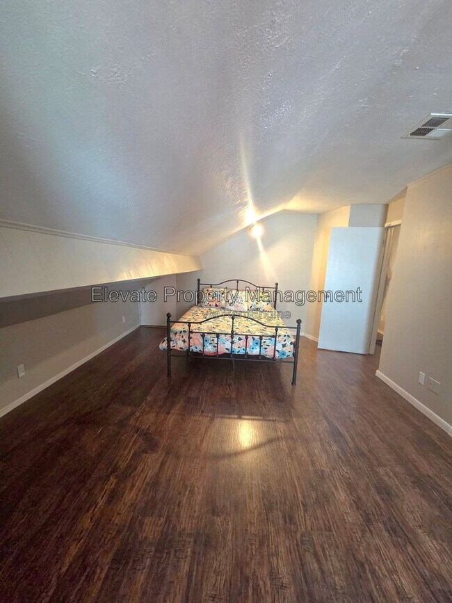 Building Photo - 4225 Clendon Way