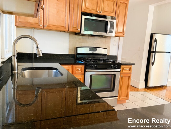 Building Photo - 13 Sachem St