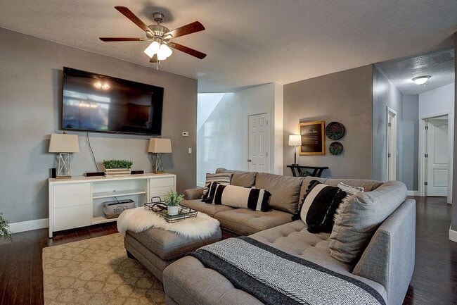 Building Photo - Great SW Bend Home Minutes from the Old Mill!