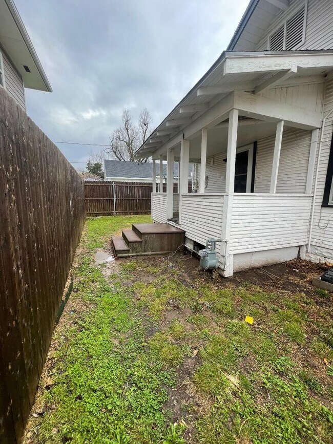 Building Photo - ADORABLE 2 BEDROOM 1 BATHROOM HOUSE IN CENTRAL NORMAN
