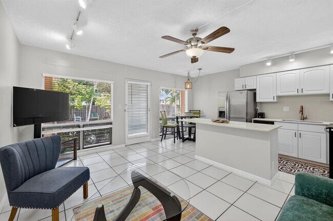 Building Photo - 2624 NE 30th Pl