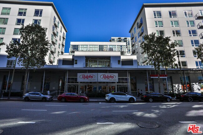 Building Photo - 645 W 9th St