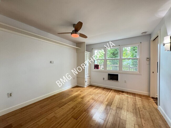 Building Photo - 8221 Barron St