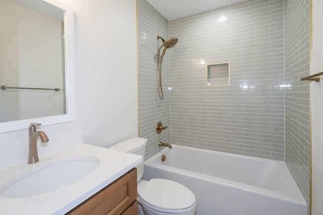 Building Photo - 440 S May St