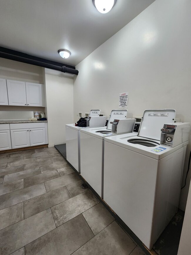Building Photo - Spacious and Bright 1 Bedroom in Northpark